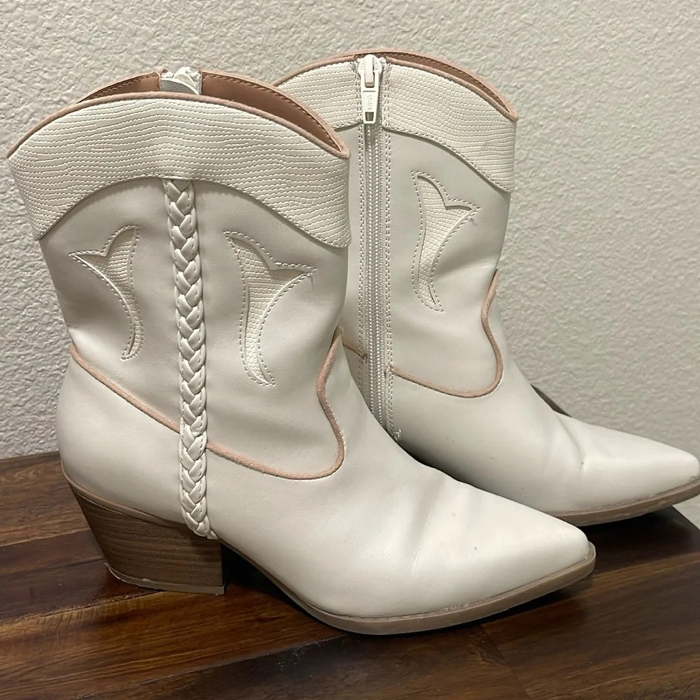 Universal Thread Cream Beige Western Rodeo Cowboy Cowgirl Pointy Boots Booties 6